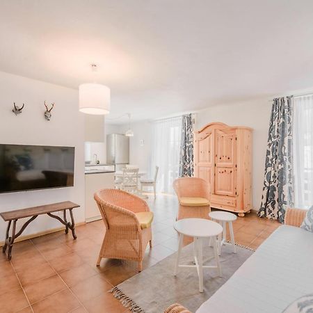 Renoviertes Apartment Mit Terrasse An Der Piste Mit Kostenlosen Wifi Кареца ал Лаго Екстериор снимка