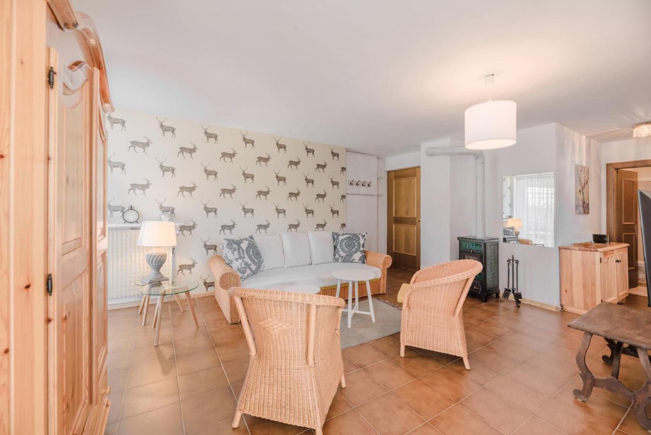 Renoviertes Apartment Mit Terrasse An Der Piste Mit Kostenlosen Wifi Кареца ал Лаго Екстериор снимка