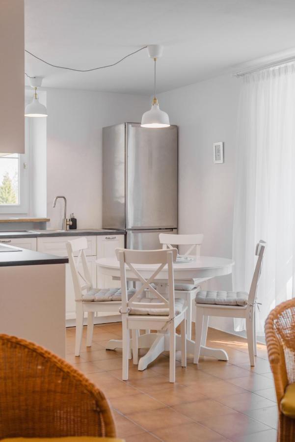 Renoviertes Apartment Mit Terrasse An Der Piste Mit Kostenlosen Wifi Кареца ал Лаго Екстериор снимка