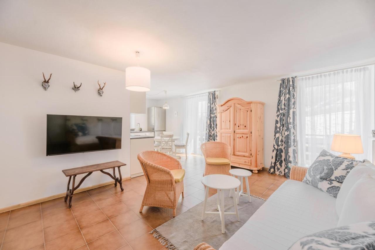 Renoviertes Apartment Mit Terrasse An Der Piste Mit Kostenlosen Wifi Кареца ал Лаго Екстериор снимка